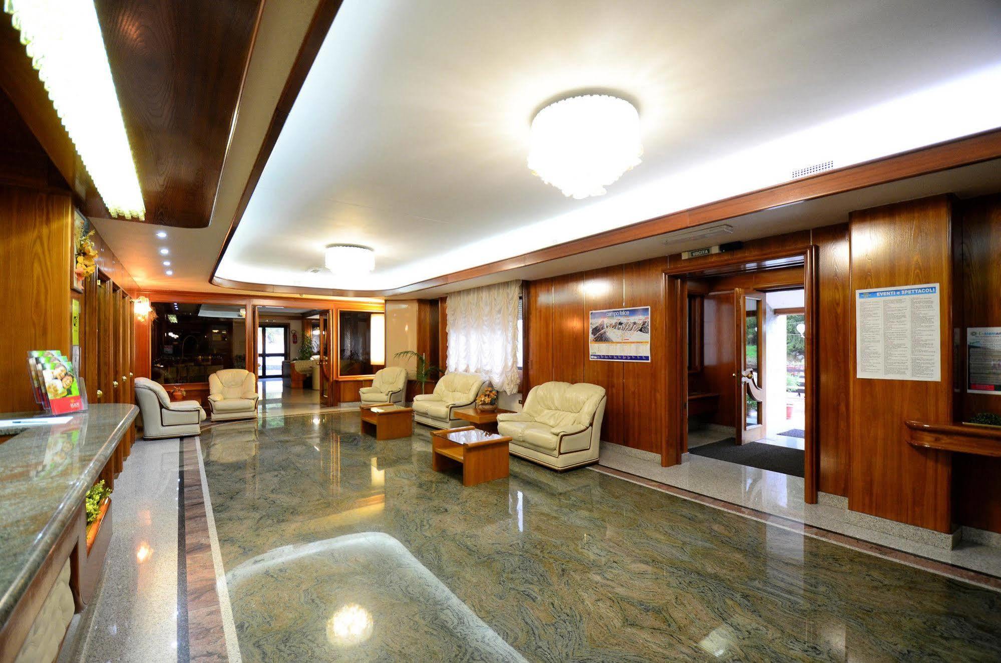Grand Hotel Delle Rocche Рокка-ди-Меццо Экстерьер фото