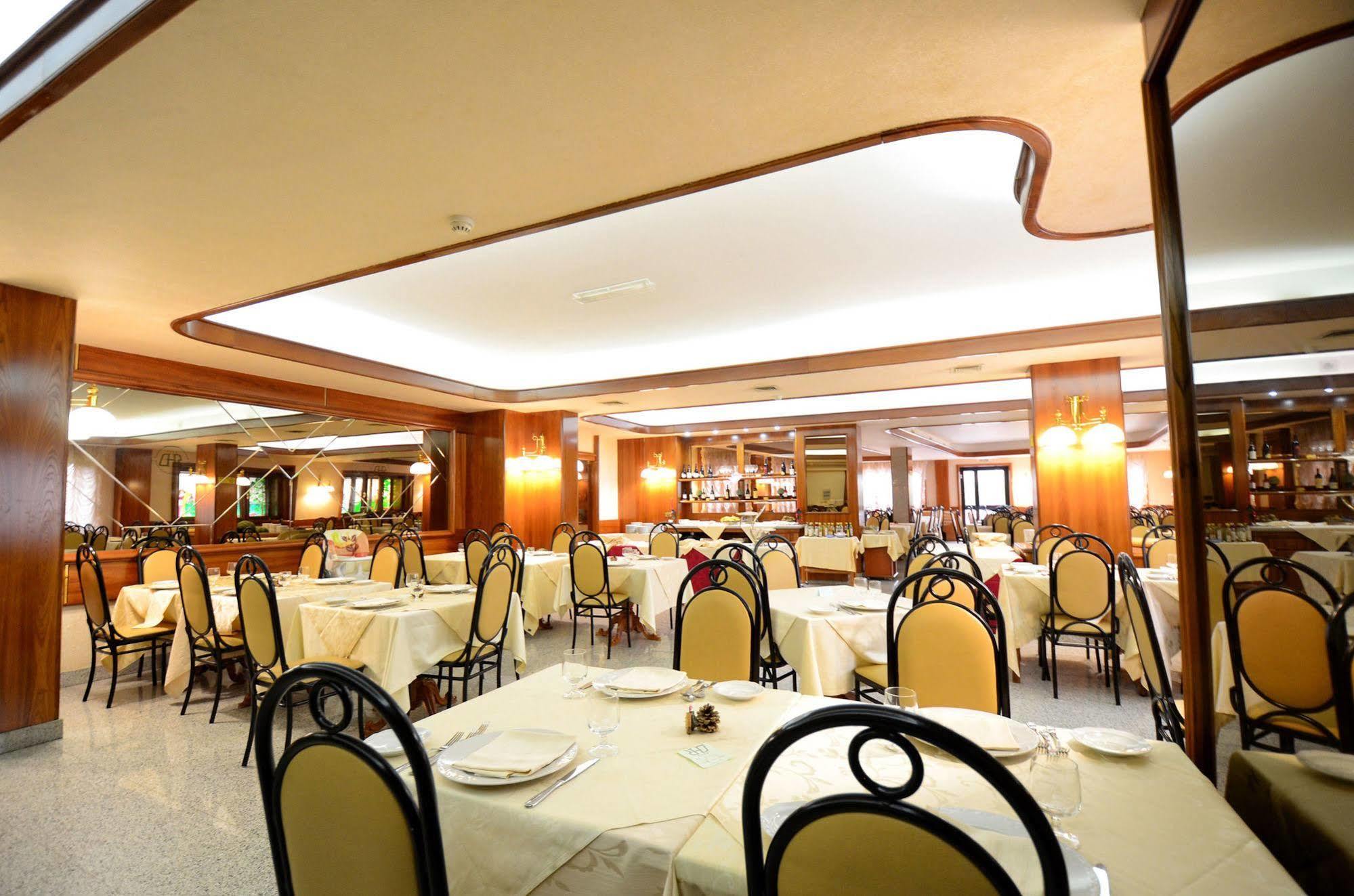 Grand Hotel Delle Rocche Рокка-ди-Меццо Экстерьер фото